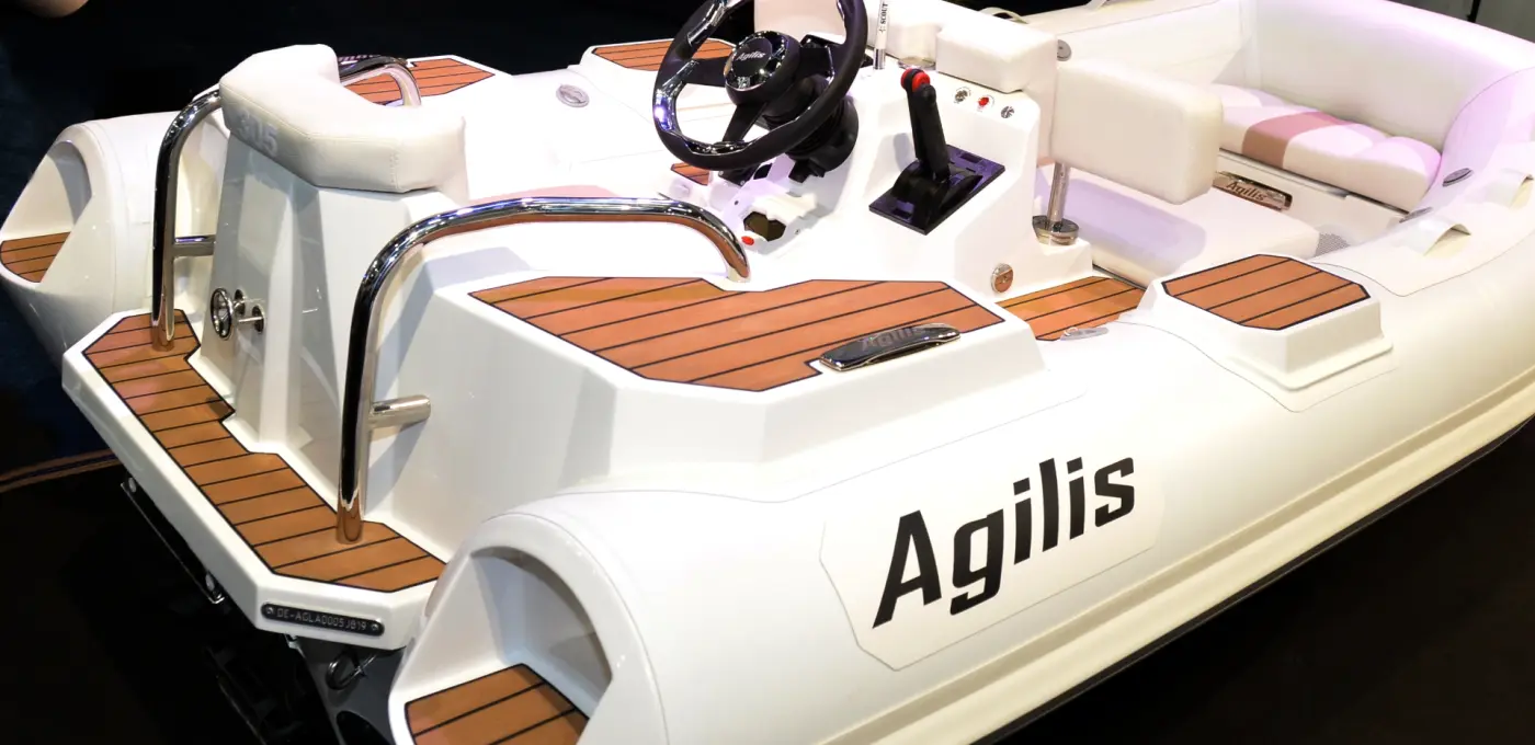 Agilis 305C Jet Tender – The Perfect Balance of Power & Compact Luxury
