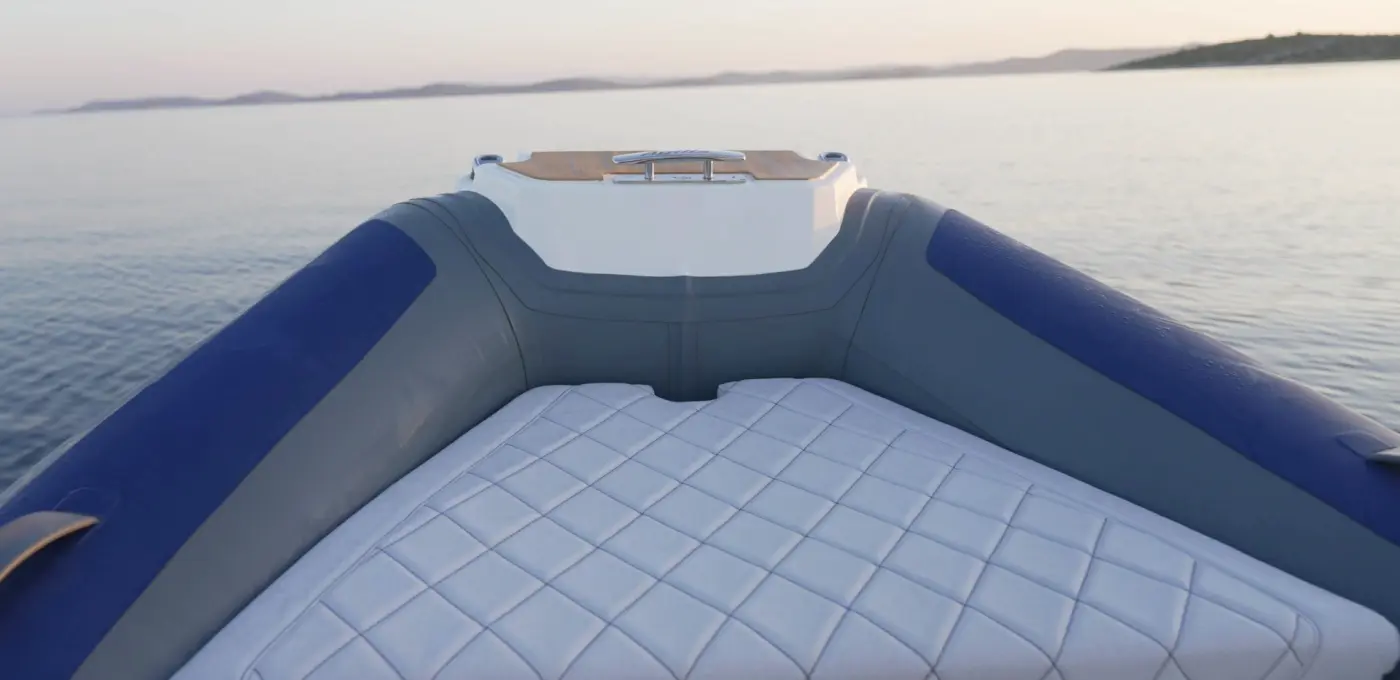 Agilis 400C Jet Tender – Power, Precision & 7-Person Capacity