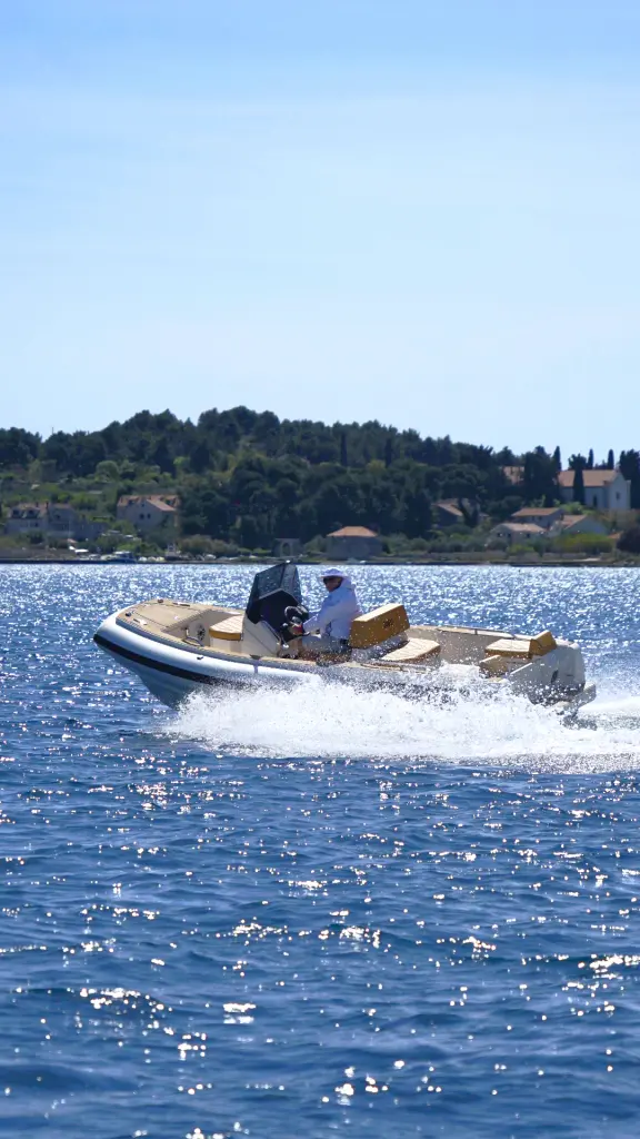 Agilis 500D Diesel Jet Tender – Unrivaled Space & Luxury Access